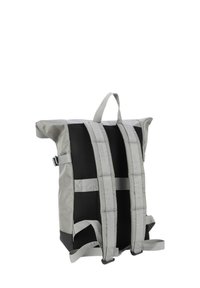 Zaino grigio a roll-top con pannello in rete nera, spallacci regolabili e manico superiore. Presenta un design elegante con hardware e dettagli minimali.