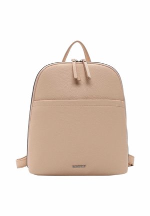 Sac à dos en cuir beige avec poche avant, double fermeture éclair, poignée supérieure et bretelles réglables sur fond blanc.