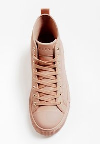 Sneaker alti rosa pallido realizzati in morbida ecopelle, con punta rotonda, chiusura con lacci e occhielli dorati, dotati di una suola testurizzata.
