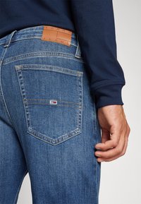 Tommy Jeans SIMON - Vaqueros pitillo - denim dark