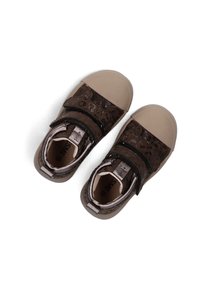 Bruine en grijze schoenen met een gestructureerde, gedessineerde bovenkant, voorzien van twee klittenbandsluitingen en een gladde, ronde neusstijl.