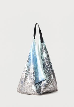 Tote tas met zwarte handvatten, met een gestructureerd ontwerp met blauwe, witte en grijze abstracte patronen op een zachte, slungelige stof.