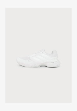 Basket blanche de sport avec tige en mesh, fermeture à lacets, semelle amortissante et motif de rayures subtil sur un fond clair uni.