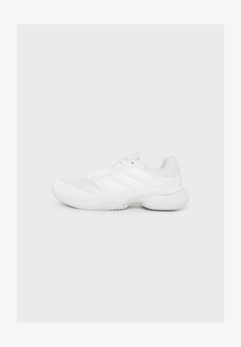 Basket blanche de sport avec tige en mesh, fermeture à lacets, semelle amortissante et motif de rayures subtil sur un fond clair uni.