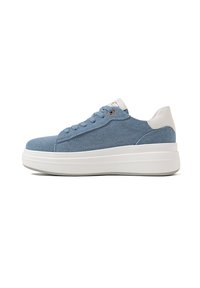 Sneaker in denim con una parte superiore blu chiaro, suola imbottita bianca e punta arrotondata. Presenta dettagli in pelle bianca e sei occhielli rotondi.