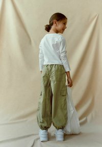 Next LINED PARACHUTE STANDARD - Oldalzsebes nadrágok - khaki green