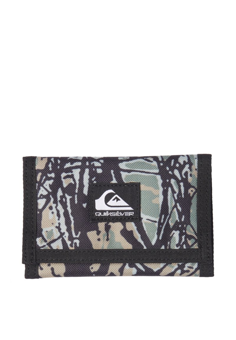 Billetera negra con un patrón de camuflaje en verde, beige y gris. Presenta un logo de Quiksilver en una superficie de tela texturizada. Diseño plegado.