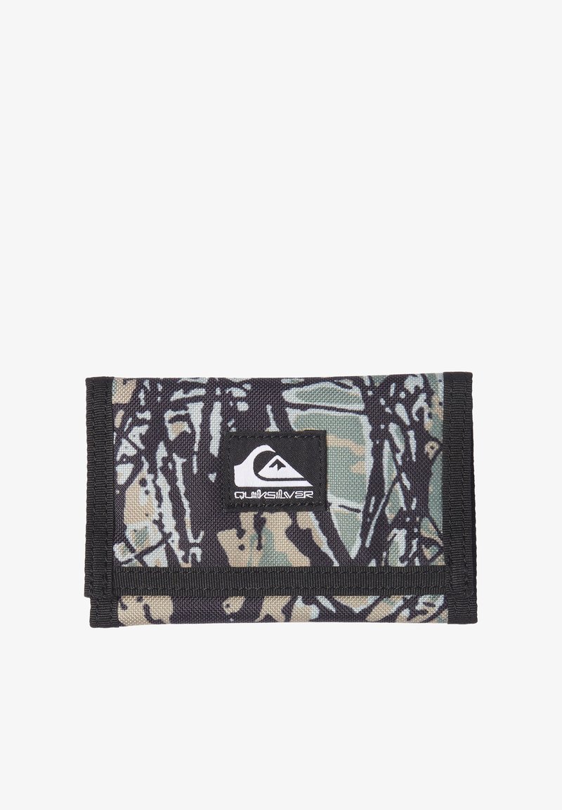 Billetera negra con un patrón de camuflaje en verde, beige y gris. Presenta un logo de Quiksilver en una superficie de tela texturizada. Diseño plegado.