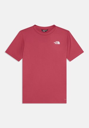 T-shirt rouge à manches courtes avec col rond et petit logo blanc The North Face sur la poitrine gauche, sur un fond uni.