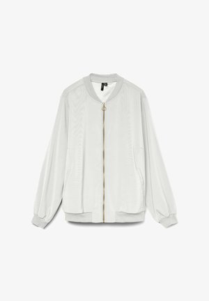 Světle šedá bomber bunda se zapínáním na přední zip, žebrovaným límcem a manžetami a bočními kapsami. Hladká textura s volným střihem.