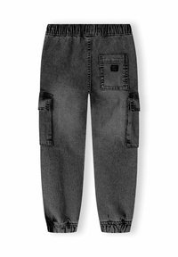 Zwarte denim cargobroek met een elastische tailleband, taps toelopende boorden, zijcargozakken en een patchzak aan de achterkant. Zachte textuur.