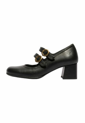 Scarpa nera in pelle con tacco basso, con due fibbie dorate a forma di fiore sulle fasce nella parte superiore, punta arrotondata e tacco a blocco.