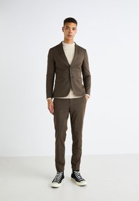 Selected Homme SLHSLIM CEDRIC STRUCTURE SUIT - Traje - brown stone