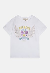 Hvit bomulls t-skjorte med grafisk design med paljettvinger og et hjerte, tekst "ROCKERS Lady Luck FREEDOM" i gult og purpur.