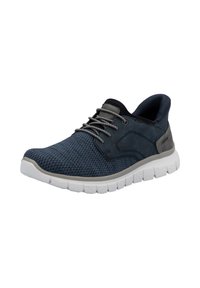 Chaussure de sport bleue en mesh et matériaux synthétiques, avec un dessus texturé, des accents gris et une semelle blanche légère.