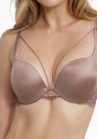 Mauve Satin-Push-Up-BH mit Spitzenrand, ausgestattet mit einem dekorativen goldenen Ring in der Mitte und dünnen Trägern, die ein diagonales Design erzeugen.