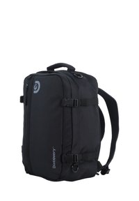 Mochila de tela negra con cremalleras dobles, correas ajustables y hebillas laterales. Presenta un logotipo en la parte frontal y un panel trasero texturizado para transpirabilidad.