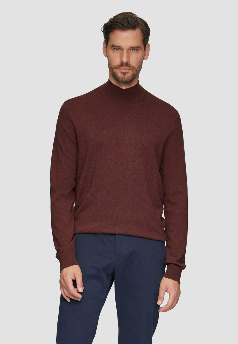 Bordeaux gebreid coltrui met lange mouwen en geribbelde manchetten, gecombineerd met marineblauwe broek. Glad textuur, slim-fit ontwerp.