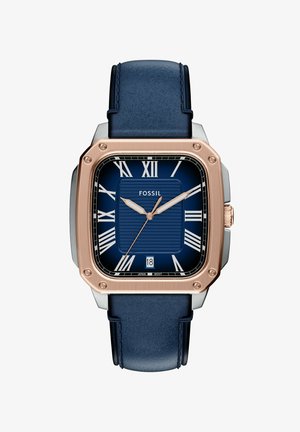 Fossil horloge met een vierkante, marineblauwe wijzerplaat, roségoudkleurige accenten, Romeinse cijfers en een marineblauwe leren band met een gestructureerde afwerking.
