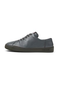 Sneaker in pelle grigia dal design minimalista, suola in gomma, punta rotonda e lacci. Presenta cuciture tono su tono e un logo discreto.