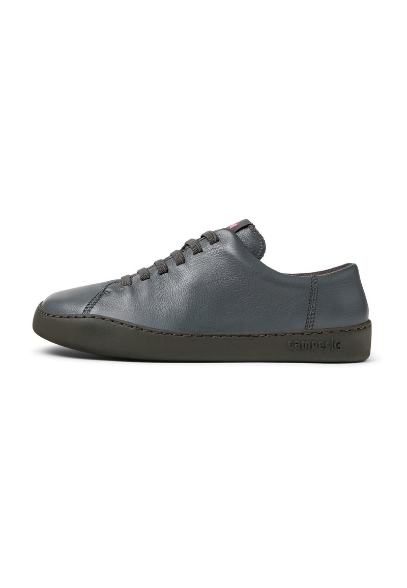 Sneaker in pelle grigia dal design minimalista, suola in gomma, punta rotonda e lacci. Presenta cuciture tono su tono e un logo discreto.