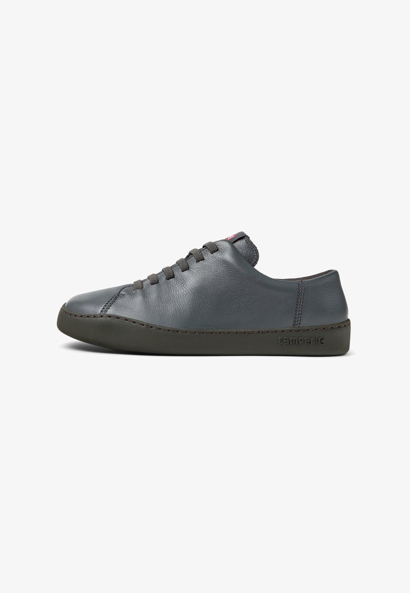 Graue Leder-Sneaker mit minimalistischem Design, Gummisohle, runder Zehenpartie und Schnürverschluss. Mit passender Naht und subtiler Logo-Platzierung.
