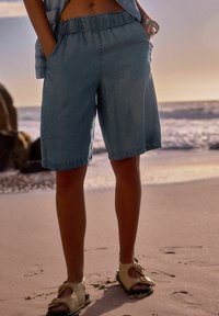 Next BERMUDA - REGULAR FIT - Farmer rövidnadrágok - blue