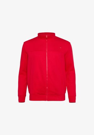 Rode ritsjack met hoge kraag, gemaakt van zachte stof. Heeft twee voorzakken en een minimalistisch logo aan de bovenlinkerkant.