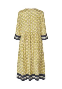 Żółta sukienka w wzory z rękawami do łokci, z okrągłym dekoltem i granatowymi paskami na mankietach oraz u dołu.