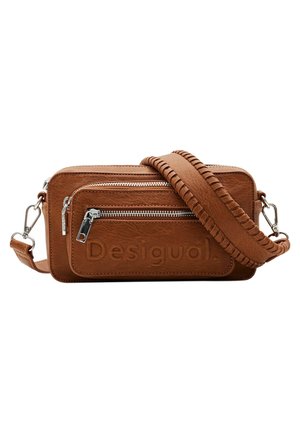 Bruine leren crossbodytas met twee zilveren ritssluitingen en brede gestikte band, met de geperste merknaam "Desigual".