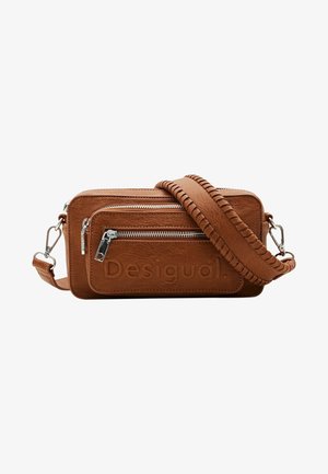 Bruine leren crossbodytas met twee zilveren ritssluitingen en brede gestikte band, met de geperste merknaam "Desigual".