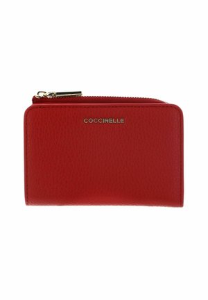 Červená texturovaná kožená peněženka se zlatým zipem a malým zlatým logem "Coccinelle" uprostřed přední strany.