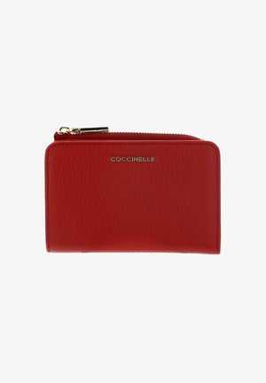Portafoglio in pelle rossa con texture, cerniera dorata e piccolo logo dorato "Coccinelle" posizionato al centro sul davanti.