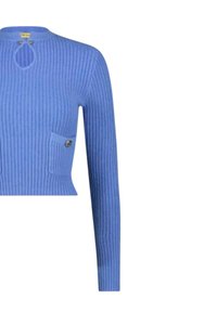 Maglione blu a coste con scollatura rotonda, dettaglio a chiave, maniche lunghe e due tasche frontali con bottoni decorativi.