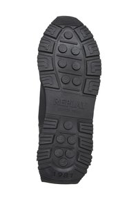 Semelle de chaussure en caoutchouc noir avec des crampons circulaires et rectangulaires, avec ""REPLAY SINCE 1981"" embossé au centre.
