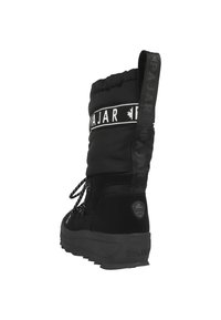 Stivale invernale impermeabile nero con canna in nylon trapuntato, chiusura con lacci frontale e linguetta con logo. Suola in gomma spessa per una maggiore aderenza.