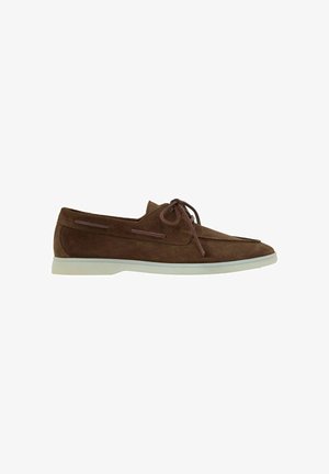 Zapato náutico de ante marrón con cordones delanteros y suela blanca visto de lado.