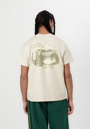 Cremfarbener T-Shirt mit grafischem Design auf der Rückseite, das Text und eine Illustration einer Tasche zeigt. Mit kurzen Ärmeln und einer lockeren Passform.