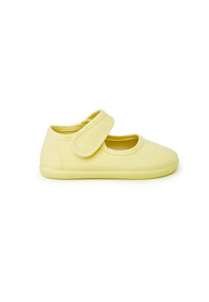 Chaussure Mary Jane jaune clair pour tout-petit avec bride Velcro, dessus en tissu doux et semelle plate sur fond blanc.