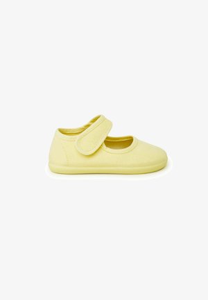 Chaussure Mary Jane jaune clair pour tout-petit avec bride Velcro, dessus en tissu doux et semelle plate sur fond blanc.