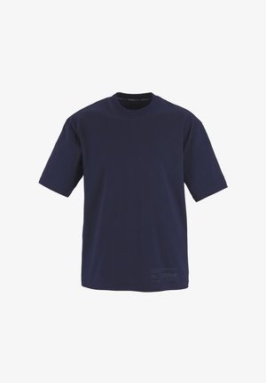 Marineblaue T-Shirt aus weicher Baumwolle, mit rundem Halsausschnitt, kurzen Ärmeln und einem dezenten Logo am vorderen Saum. Einfaches Design, entspannte Passform.