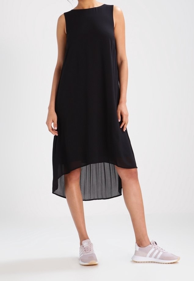 Černé bezramínkové šaty s asymetrickým lemem. Vyrobeny z lehkého materiálu, mají A-čkový střih. V kombinaci se světle růžovými sportovními botami.