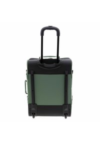 Harde koffer met een matte groene behuizing, zwarte accenten, een uitschuifbaar handvat en soepel rollende wielen. Compact en rechthoekig ontwerp.
