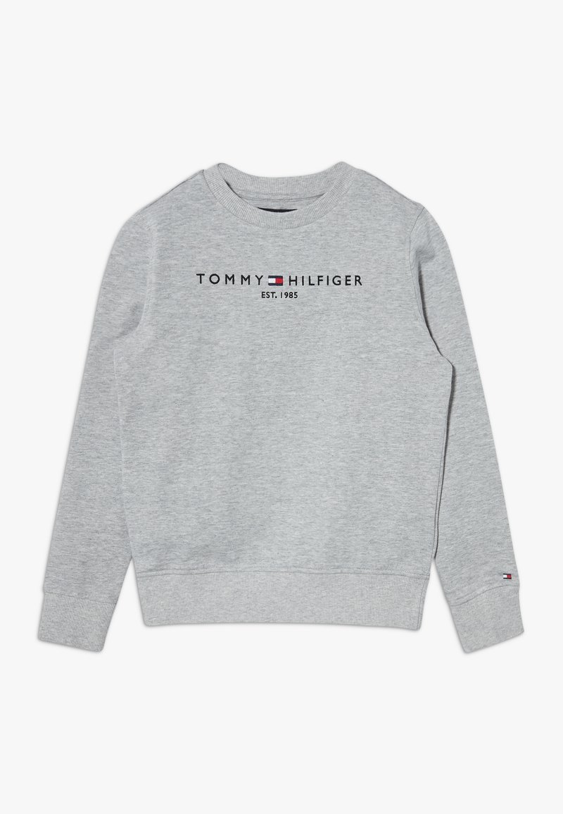 Sweat-shirt Tommy Hilfiger gris clair avec col rond, manches longues, logo et texte "EST. 1985" centré sur la poitrine, petit logo sur le poignet gauche.