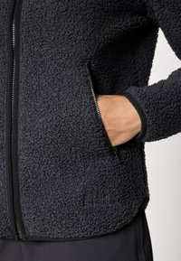 Jack Wolfskin HIGH CURL - Jakna od flisa - black