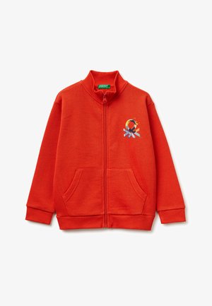 Felpa rossa con zip per bambino, con polsini e orlo a coste, tasca frontale e logo astratto colorato sul petto sinistro.