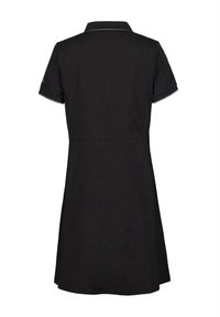 Robe noire avec un motif zèbre texturé, manches courtes et col. Présente des coutures contrastées au niveau du col et des manches.