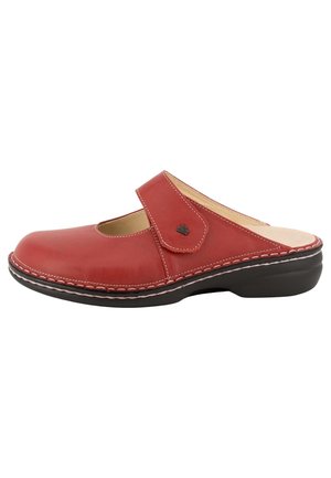 Rode leren instapsloffen met verstelbare band, gevoerde binnenzool, witte stiksels en zwarte zool, ontworpen voor comfort en ondersteuning.