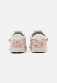 Rosa Stoffschuhe mit Blumenmustern, weißen Gummisohlen und hellgrauen Akzenten. Mit einem Ziehschlaufen am Absatz für ein einfaches Anziehen.