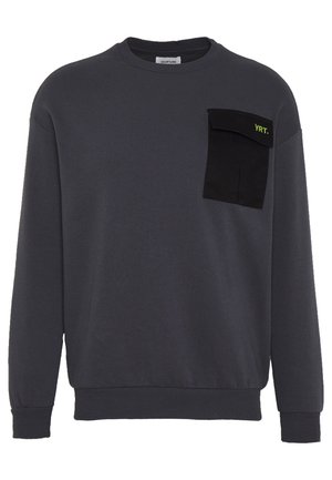 Donkergrijze crewneck trui met lange mouwen en een zwart kleppenzakje op de linkerborst met groene tekst "YRT."
